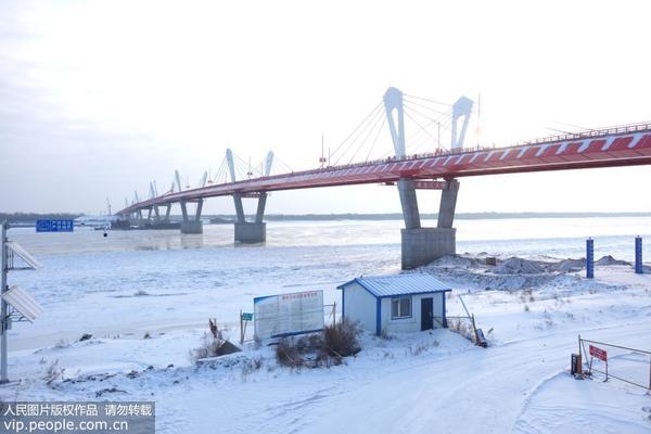 中俄界江黑龙江公路大桥工程全部完工